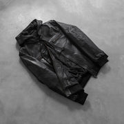 
Passformsperspektiv på  Bouncer Biz Black Leather Hooded Bomber Jacket på modell i naturligt dagsljus