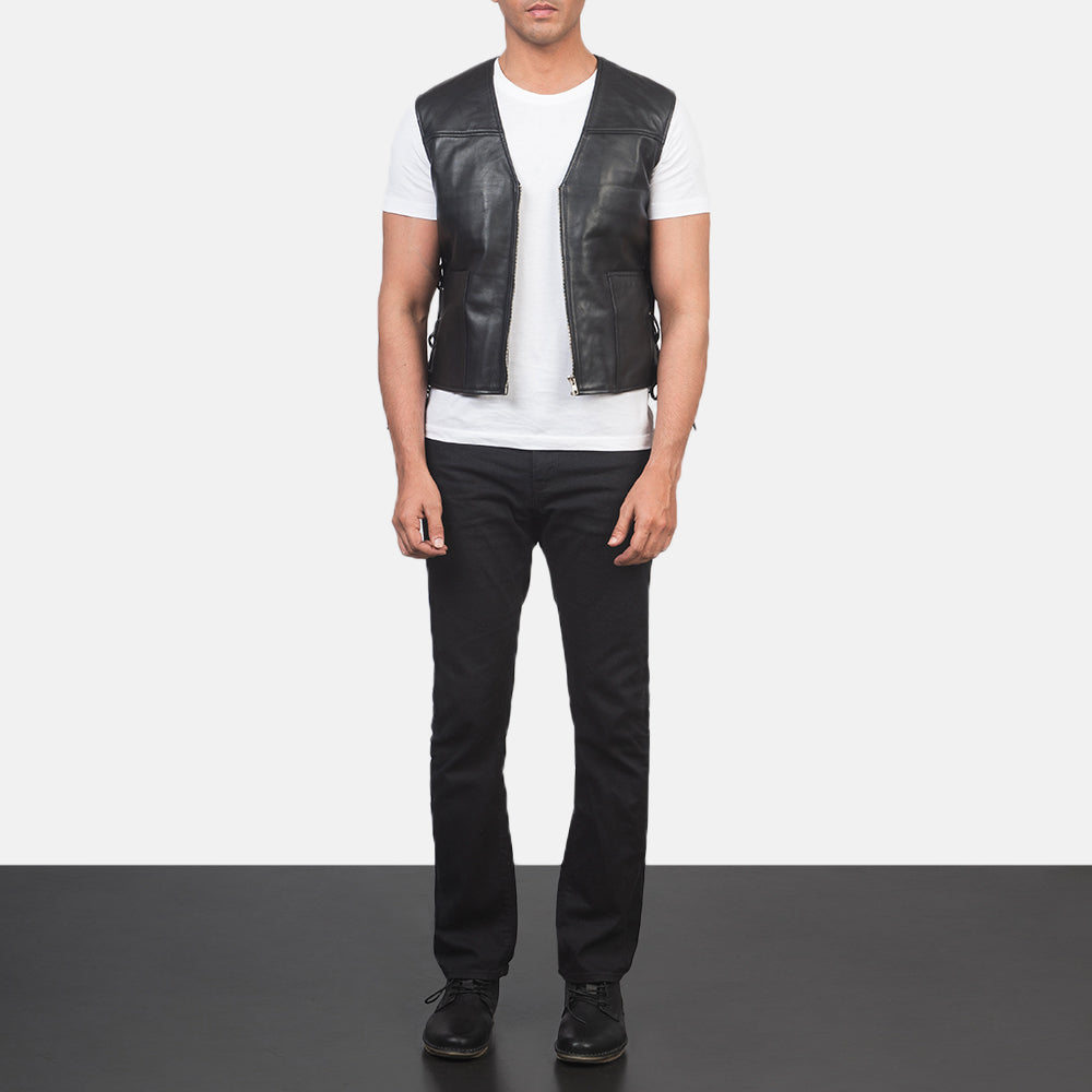 Men's Brandon Svart Leather Vest för Herr - Lateral Side Profile View Showing Sleeve Cut &amp; Athletic Taper Fit