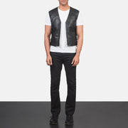 Men's Brandon Svart Leather Vest för Herr - Lateral Side Profile View Showing Sleeve Cut &amp; Athletic Taper Fit