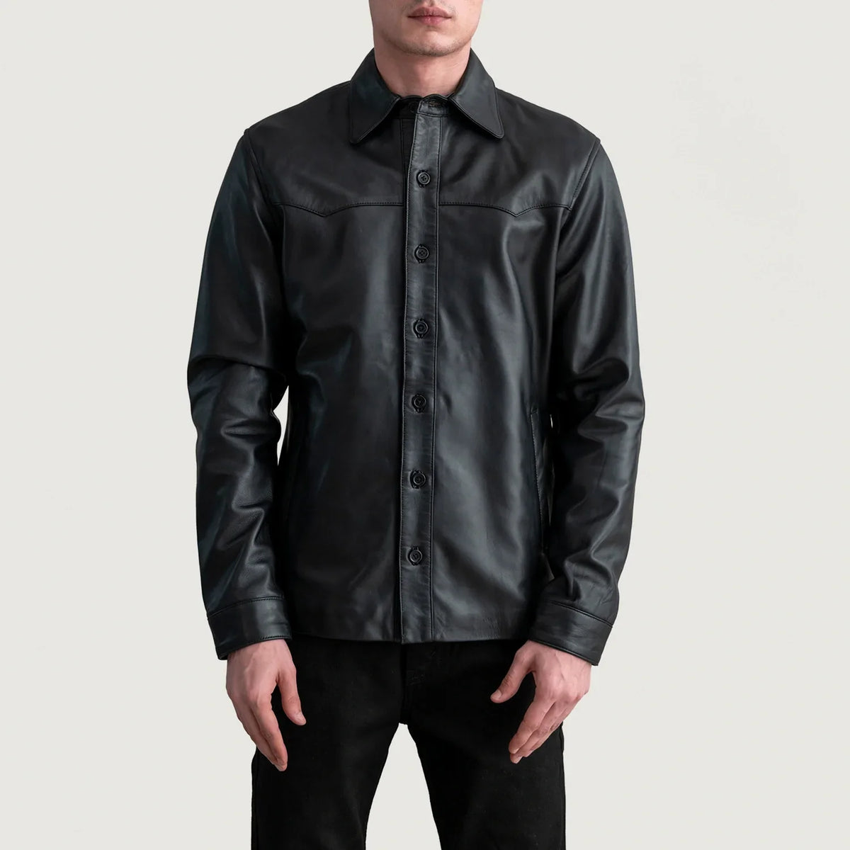 Bronco Svart Leather Shirt för Herr - Lateral Side Profile View Showing Sleeve Cut &amp; Athletic Taper Fit