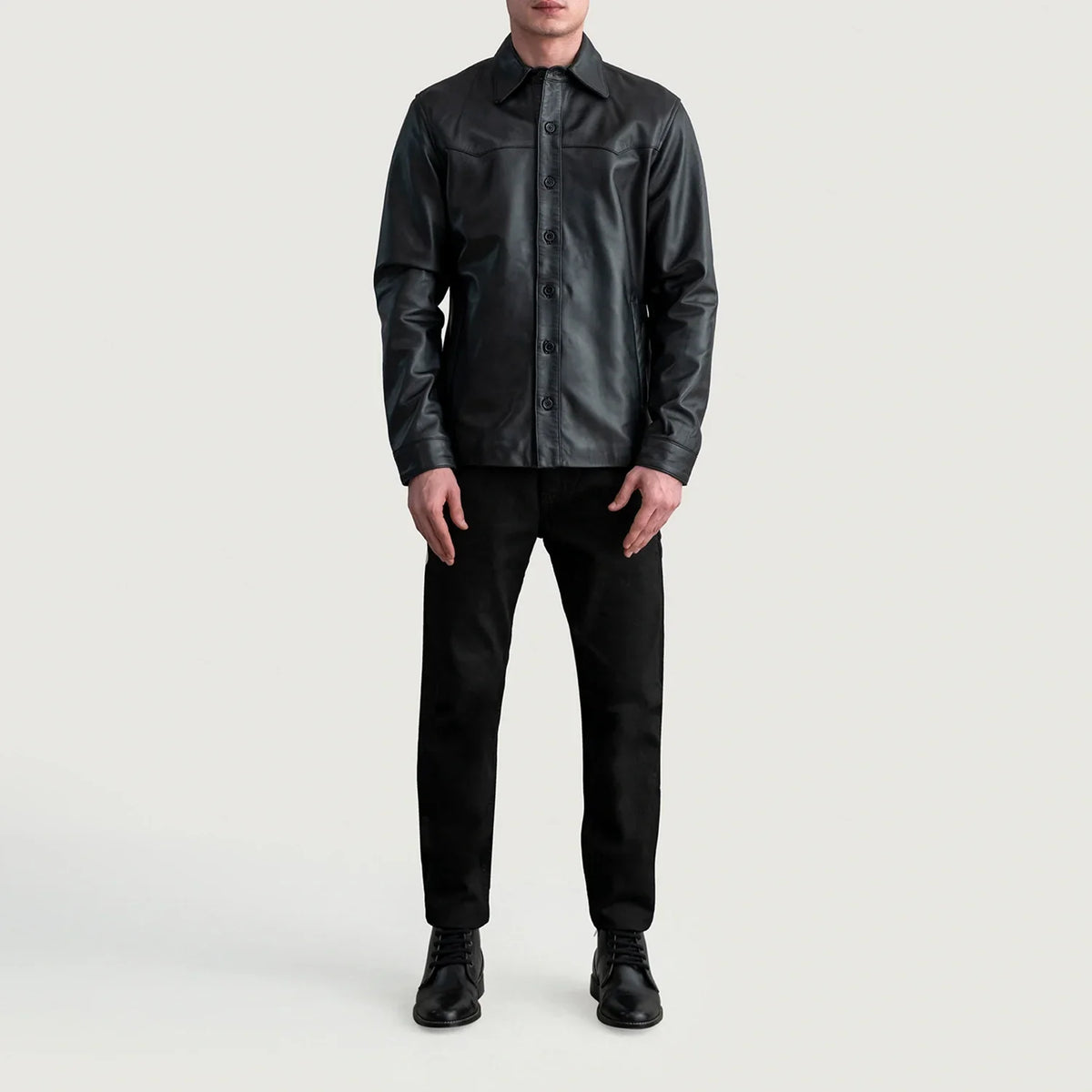 Close-Up Detail of Shirt &amp; Buttons Hardware on Bronco Svart Leather Shirt för Herr