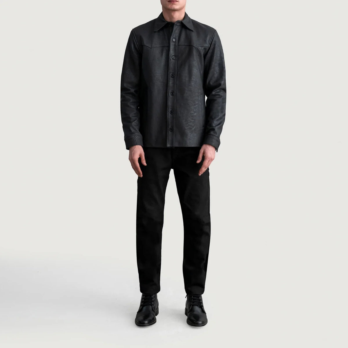 
Närbildsdetalj of Shirt & Buttons Hardware on Bronco Tumbled Svart Leather Shirt för Herr