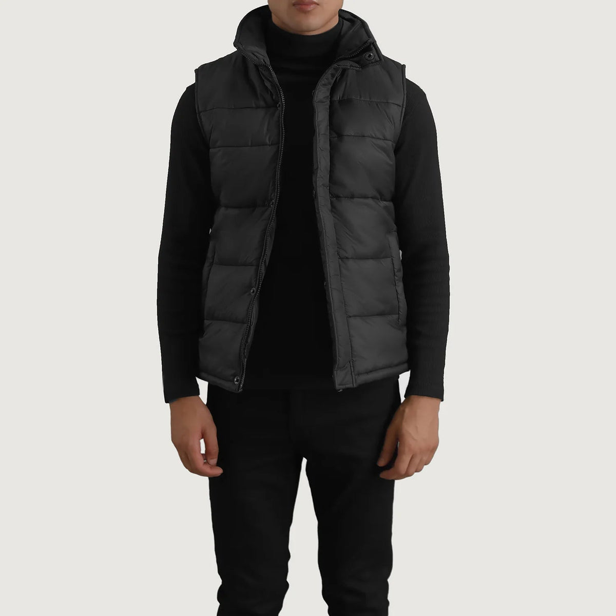 Bryan Svart Puffer Vest för Herr in Black Full-Grain Leather - Front Profile View &amp; Tailored Silhouette | Buy Online