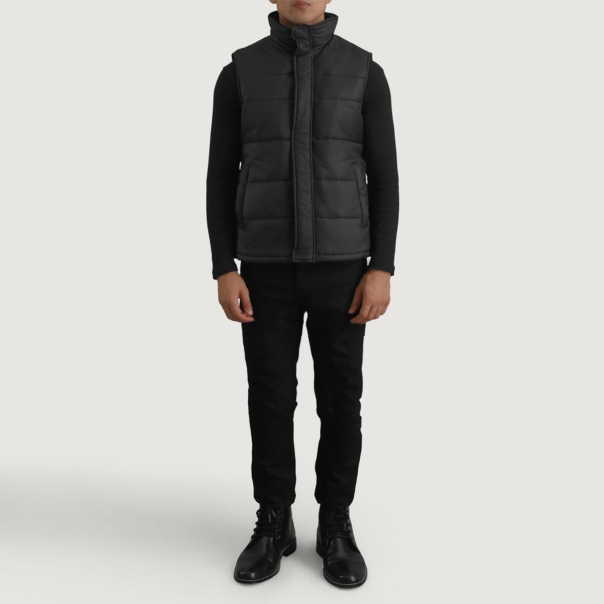 Bryan Svart Puffer Vest för Herr - Lateral Side Profile View Showing Sleeve Cut &amp; Athletic Taper Fit