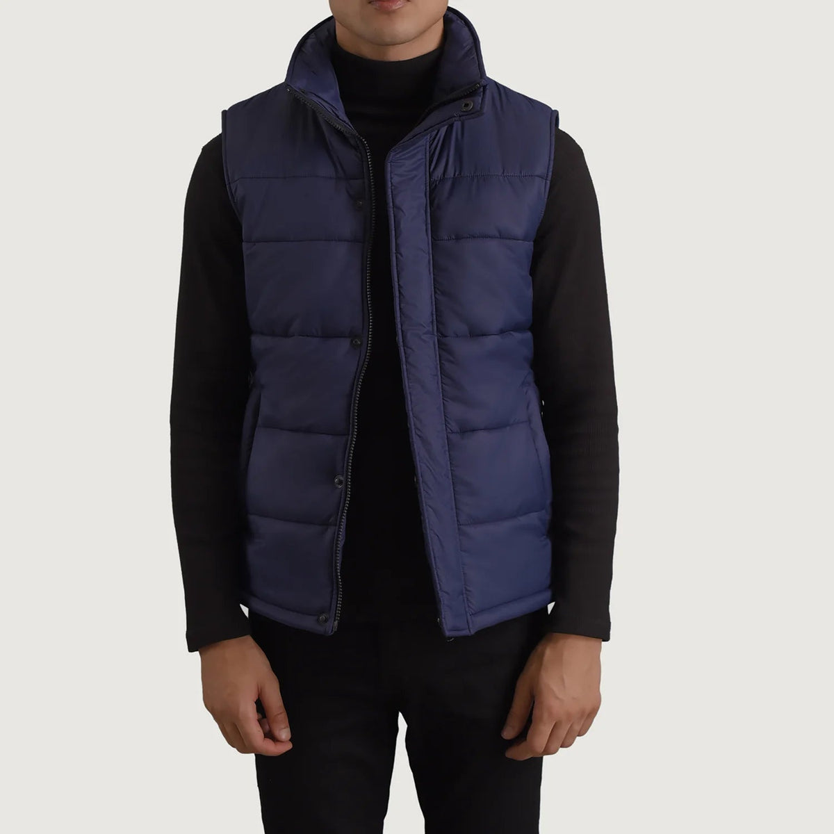 
Bryan Blå Vadderad väst för Herr in Blue Full-Grain Leather - Framifrån med skräddarsydd silhuett | Handla online