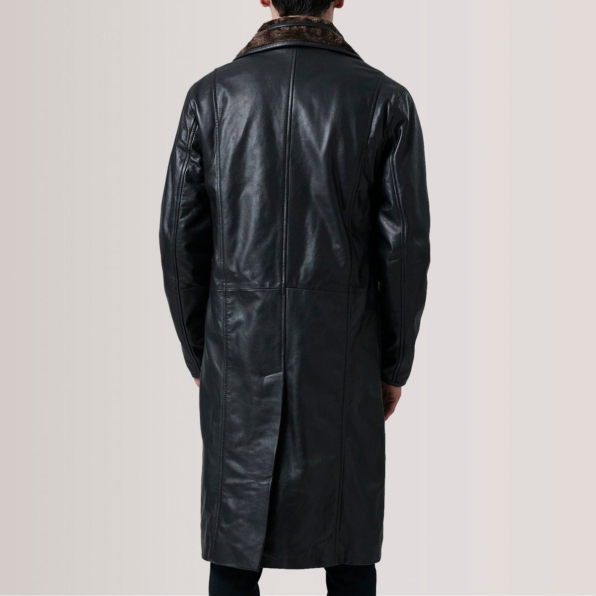 Close-Up Detail of Notch &amp; Button Hardware on Cai Svart Leather Shearling Coat för Herr For Men
