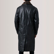 Close-Up Detail of Notch &amp; Button Hardware on Cai Svart Leather Shearling Coat för Herr For Men