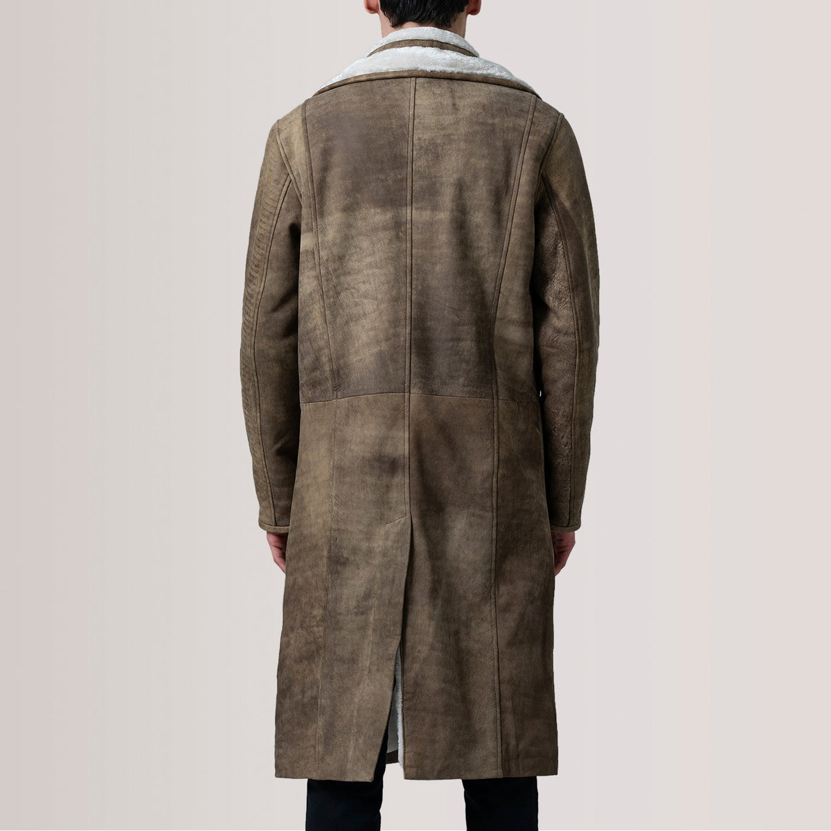 
Närbildsdetalj of Notch & Button Hardware on Cai Distressed Brun Leather Shearling Läderrock för Herr For Men