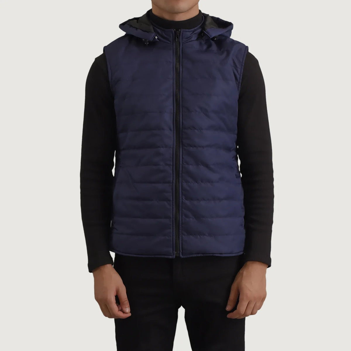 
Närbildsdetalj of Classic Collar & Zipper Hardware on Carlo Blå Vadderad väst med huva för Herr