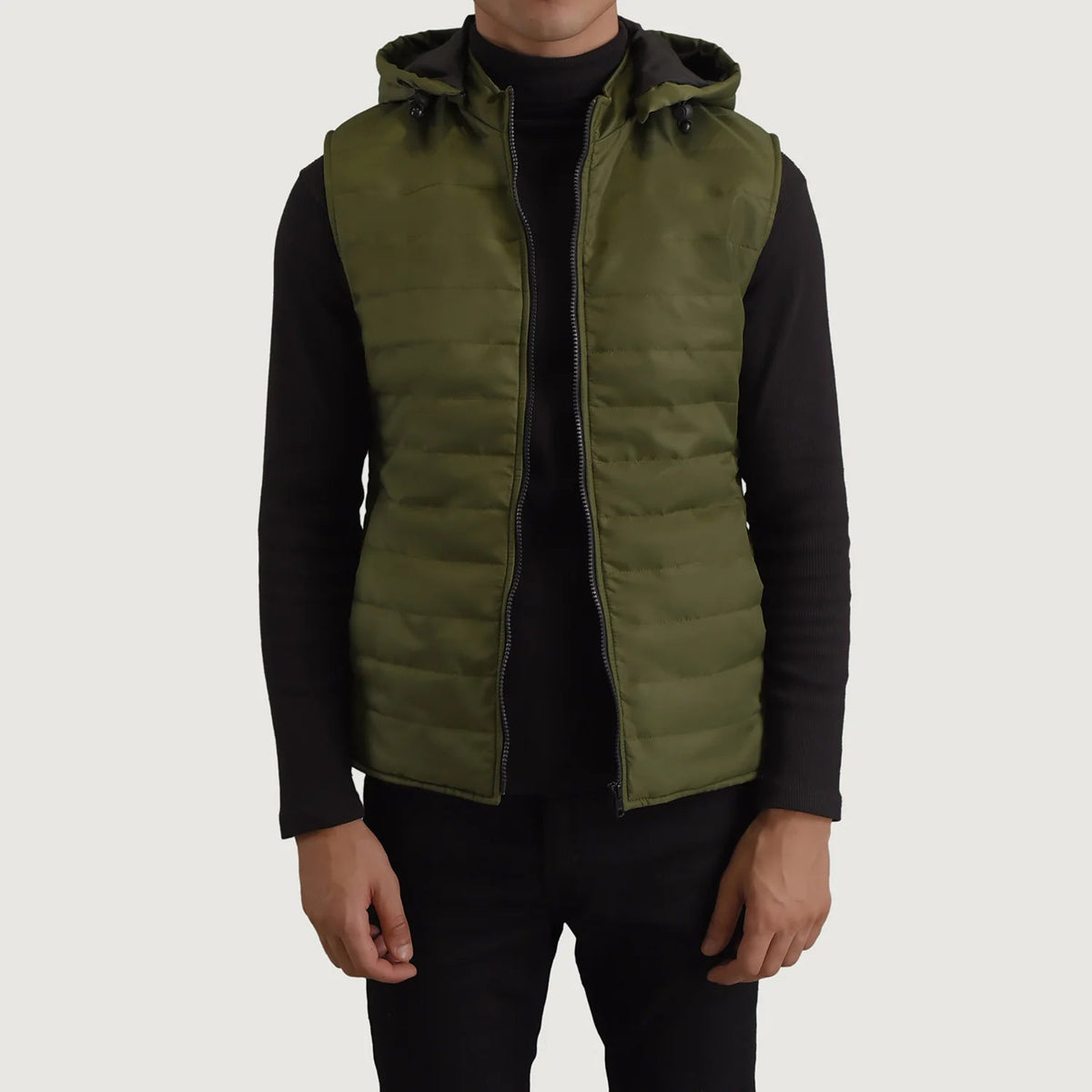
Carlo Grön Vadderad väst med huva för Herr in Green Full-Grain Leather - Framifrån med skräddarsydd silhuett | Handla online