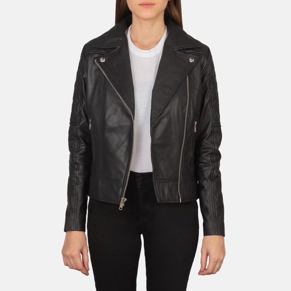 
Carolyn Quilted Black Biker Jacket in Black Goatskin Leather - Framifrån med skräddarsydd silhuett | Handla online