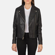 
Carolyn Quilted Black Biker Jacket in Black Goatskin Leather - Framifrån med skräddarsydd silhuett | Handla online