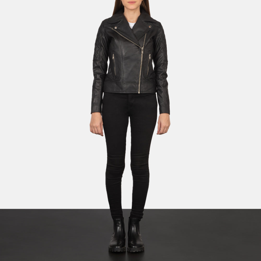 
Carolyn Quilted Black Biker Jacket - Sidoprofil som visar ärmskärning