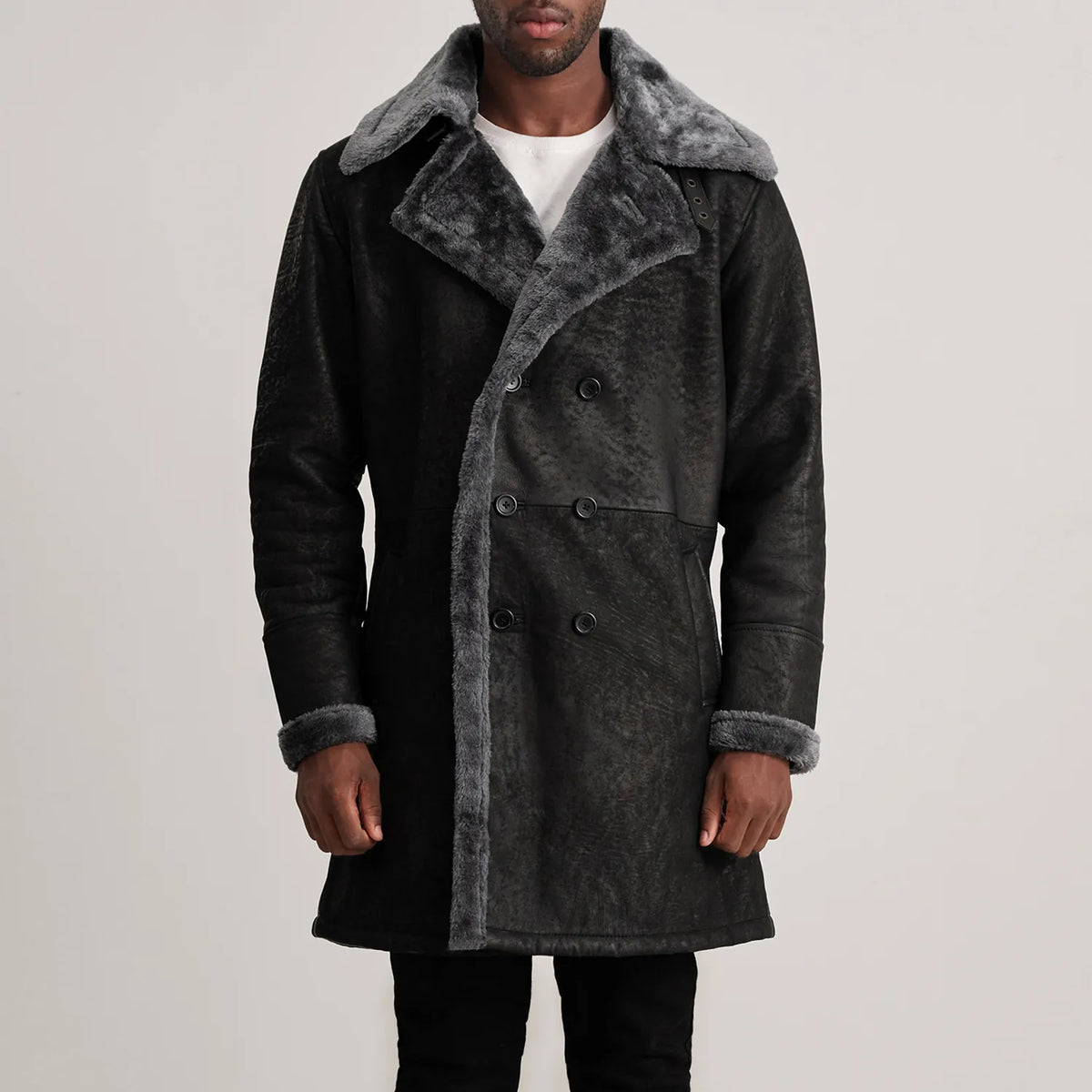 
Närbildsdetalj of Notch & Button Hardware on Charles Brown Suede Leather Shearling Double-Breasted Coat
