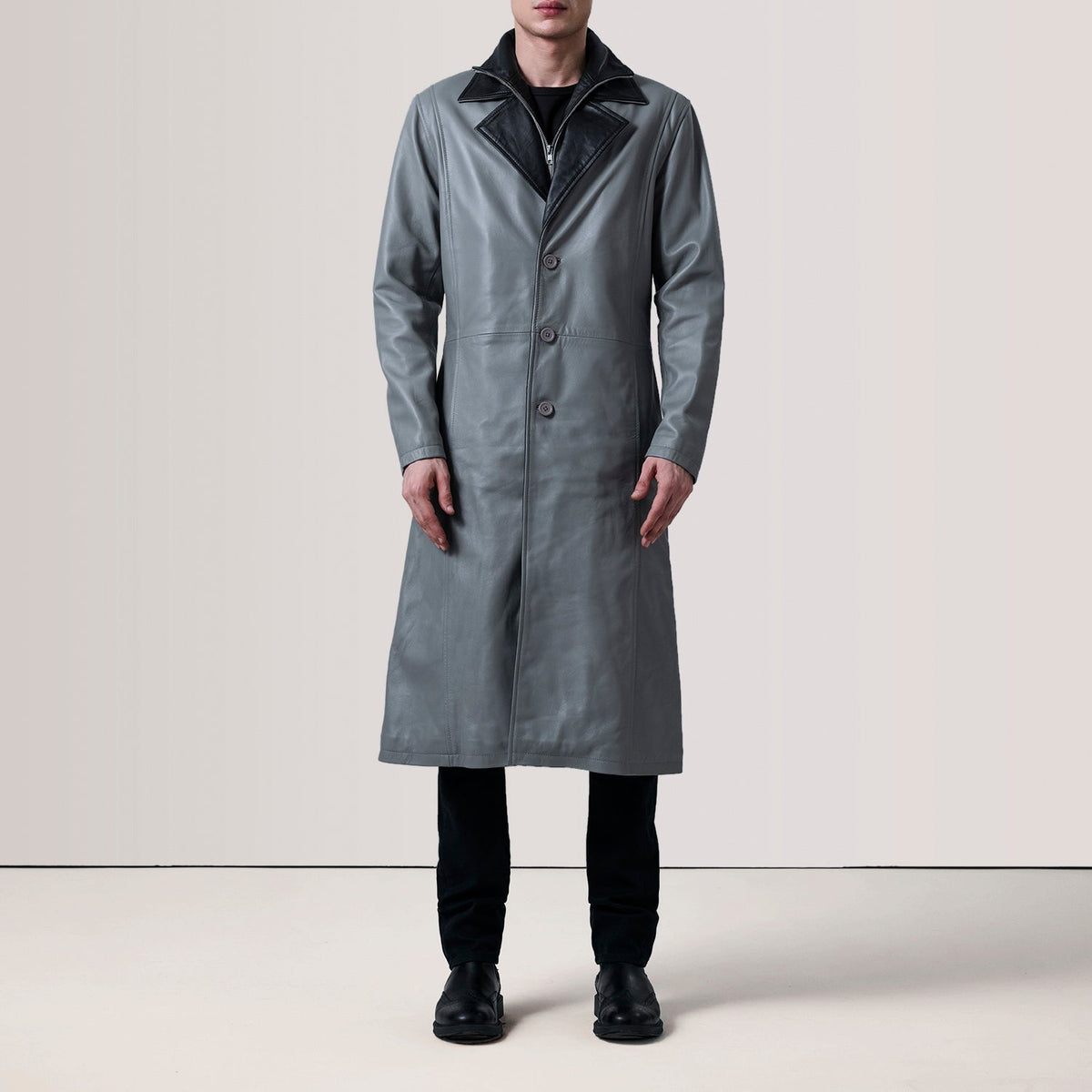 
Grey Sheepskin leather Coat - Bakifrån med perfekt axelpassform och ren fåll