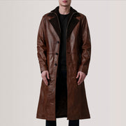 
Charlton Waxed Brun Leather Single Breasted Läderrock för Herr For Men in Distressed Brown Sheepskin Burnished - Framifrån med skräddarsydd silhuett | Handla online