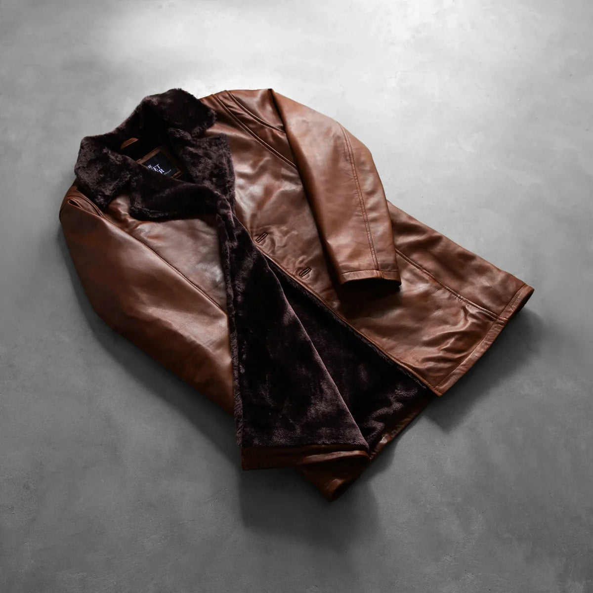 
Passformsperspektiv på  Cinnamon Distressed Leather Fur Läderrock för Herr på modell i naturligt dagsljus