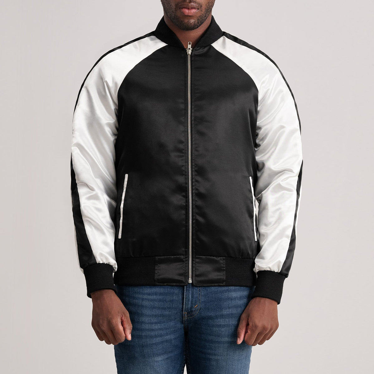
Clarke Svart Varsity Läderjacka för Herr in Black & White Satin - Framifrån med skräddarsydd silhuett | Handla online