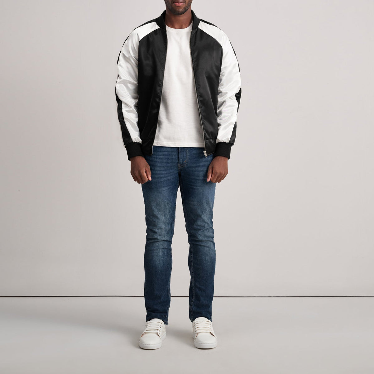 
Närbildsdetalj of Varsity & Zipper Hardware on Clarke Svart Varsity Läderjacka för Herr