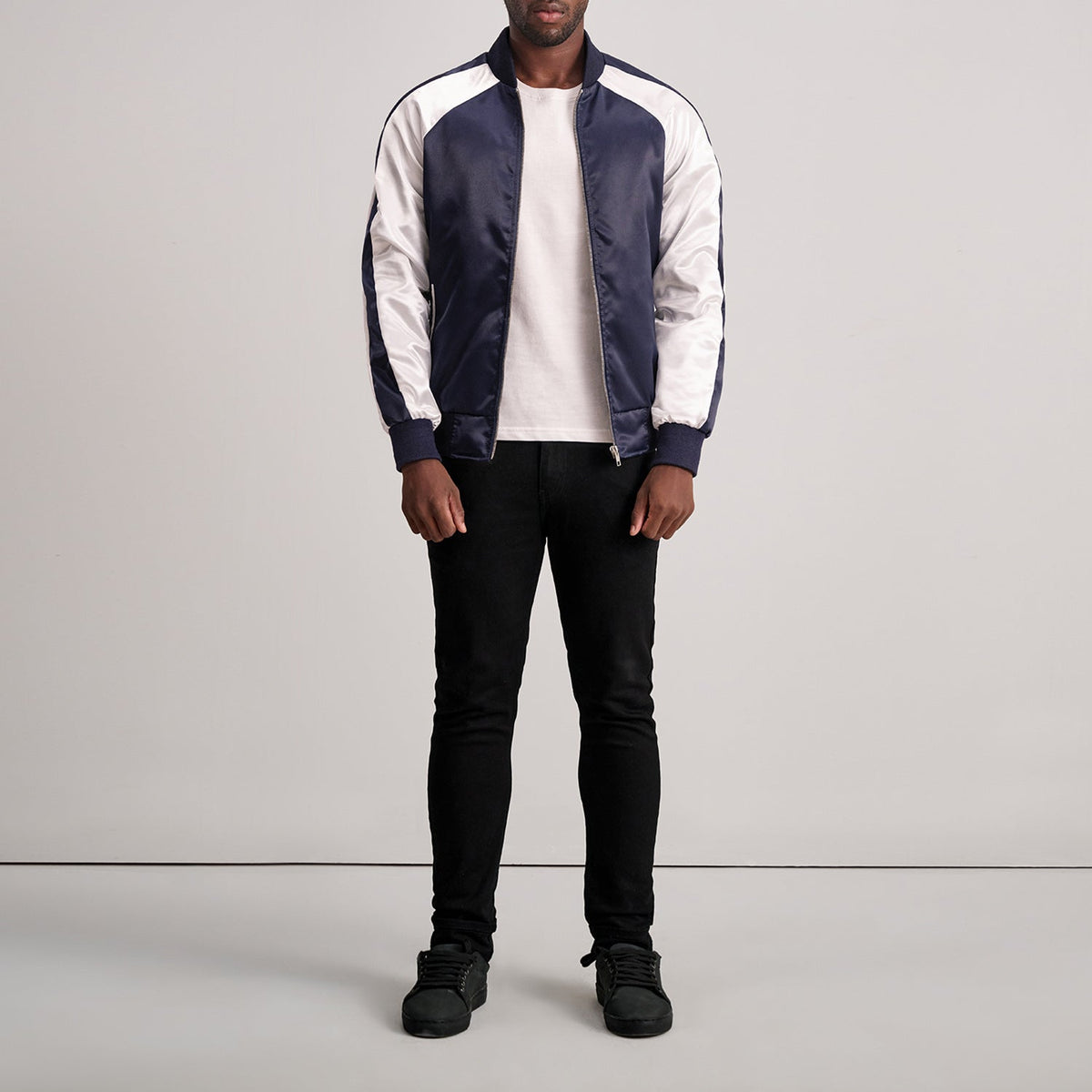Close-Up Detail of Varsity &amp; Zipper Hardware on Clarke Blue Varsity Läderjacka för Herr