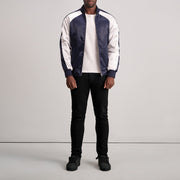 Close-Up Detail of Varsity &amp; Zipper Hardware on Clarke Blue Varsity Läderjacka för Herr