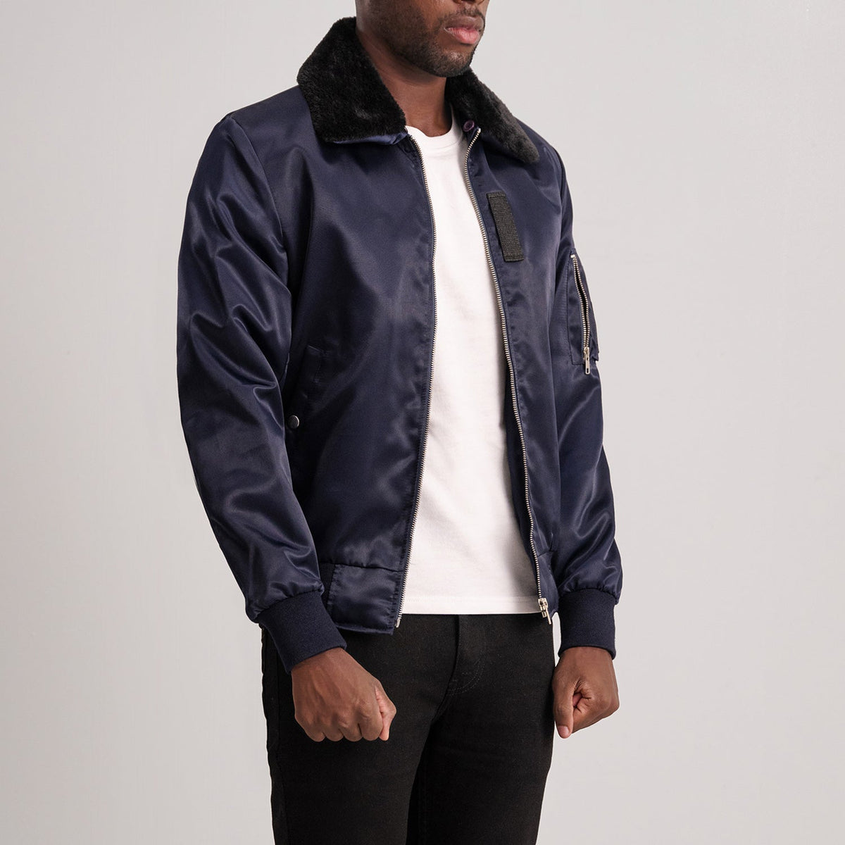 
Blue Satin Bomber Jacket - Bakifrån med perfekt axelpassform och ren fåll