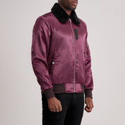 
Maroon Satin Bomber Jacket - Bakifrån med perfekt axelpassform och ren fåll