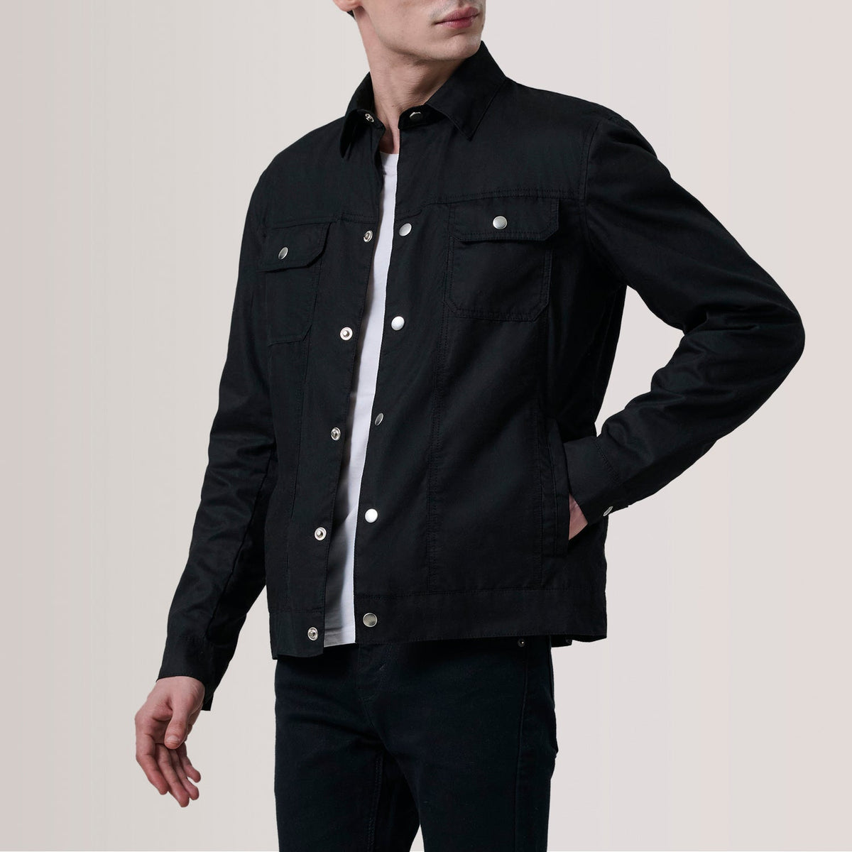 
Colberto Svart Waxed Canvas Trucker Läderjacka för Herr For Men - Sidoprofil som visar ärmskärning