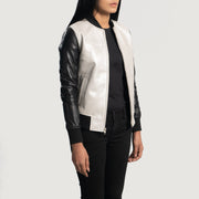 
Silver & Black Sheepskin Leather Bomber Jacket - Bakifrån med perfekt axelpassform och ren fåll