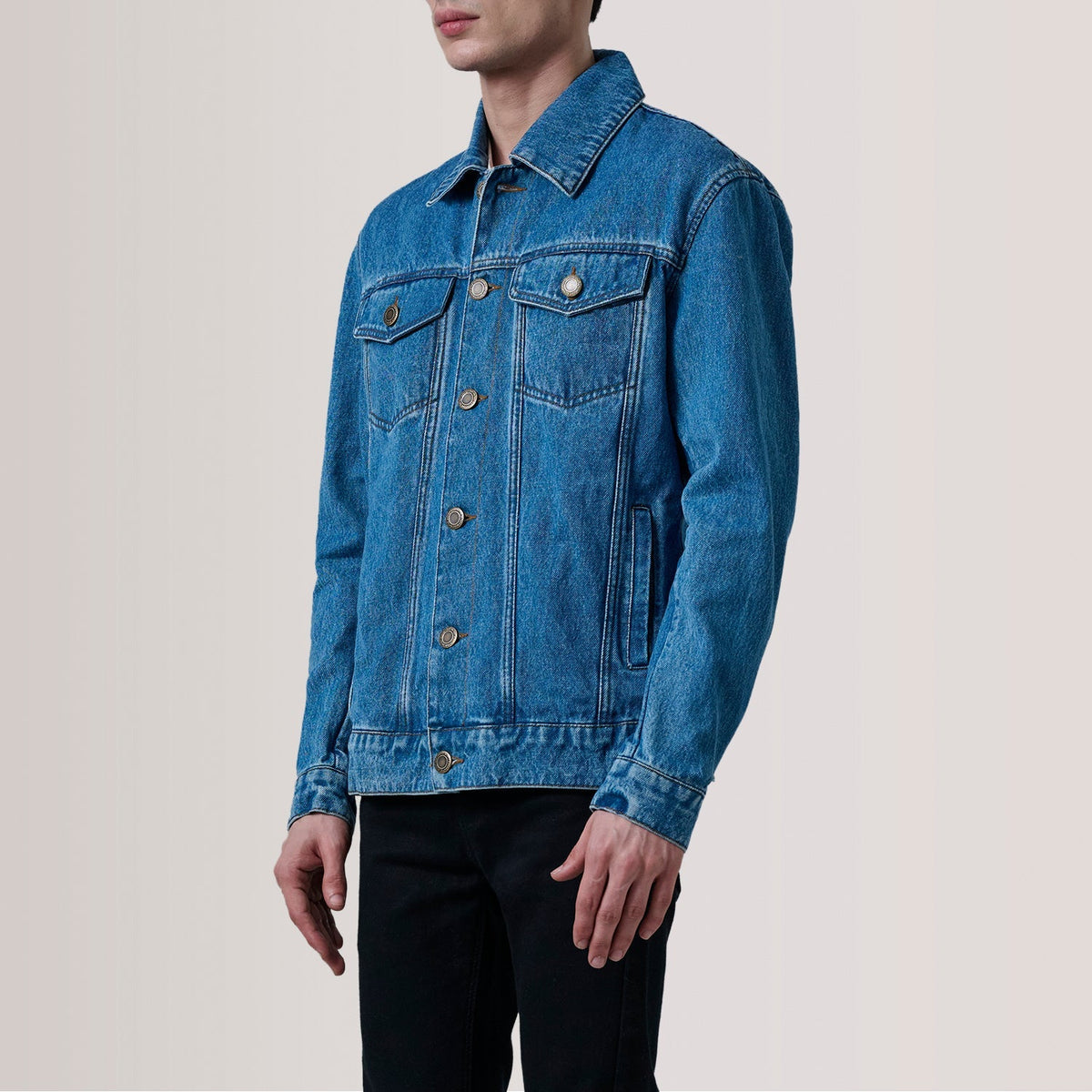 Conard Blue Denim Trucker Läderjacka för Herr For Men - Lateral Side Profile View Showing Sleeve Cut &amp; Athletic Taper Fit
