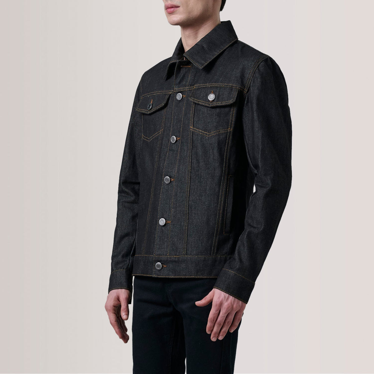 
Conard Faded Svart Denim Trucker Läderjacka för Herr For Men - Sidoprofil som visar ärmskärning