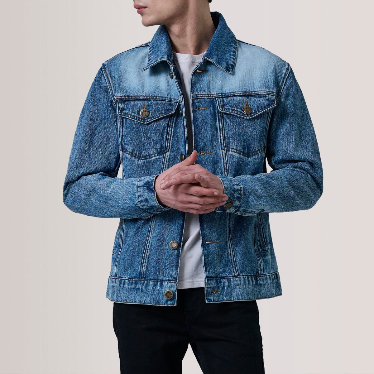 Conard Ice Blue Denim Trucker Läderjacka för Herr For Men in Ice Blue Full-Grain Leather - Front Profile View &amp; Tailored Silhouette | Buy Online