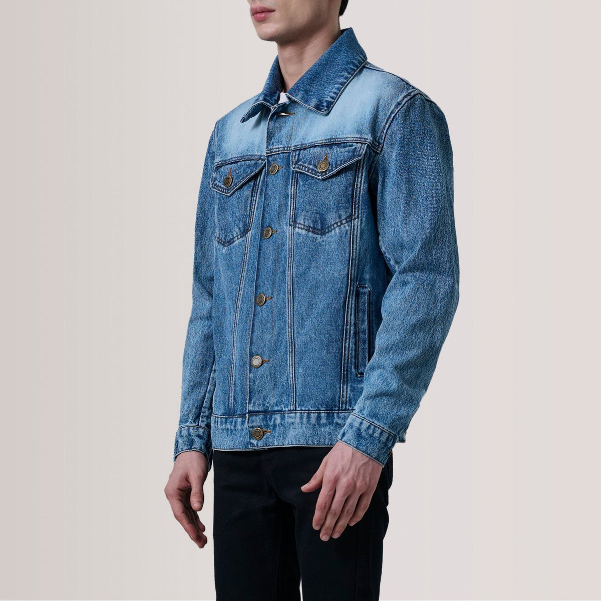 Conard Ice Blue Denim Trucker Läderjacka för Herr For Men - Lateral Side Profile View Showing Sleeve Cut &amp; Athletic Taper Fit