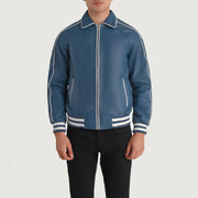 Close-Up Detail of Shirt collar &amp; Zipper Hardware on Cooper Blue Leather Varsity Läderjacka för Herr