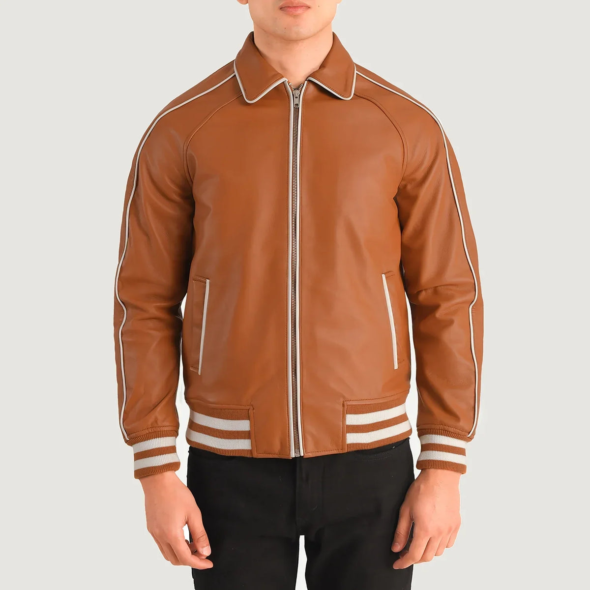 Close-Up Detail of Shirt collar &amp; Zipper Hardware on Cooper Ljusbrun Brun Leather Varsity Läderjacka för Herr