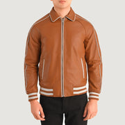 Close-Up Detail of Shirt collar &amp; Zipper Hardware on Cooper Ljusbrun Brun Leather Varsity Läderjacka för Herr