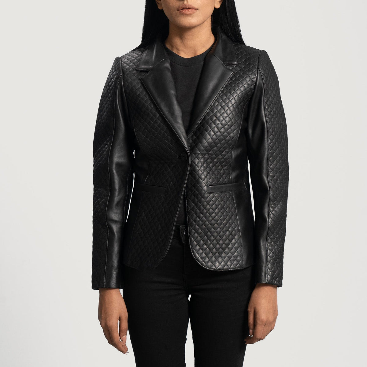 
Cora Quiltad Svart Läderblazer för Dam in Black Sheepskin Leather - Framifrån med skräddarsydd silhuett | Handla online