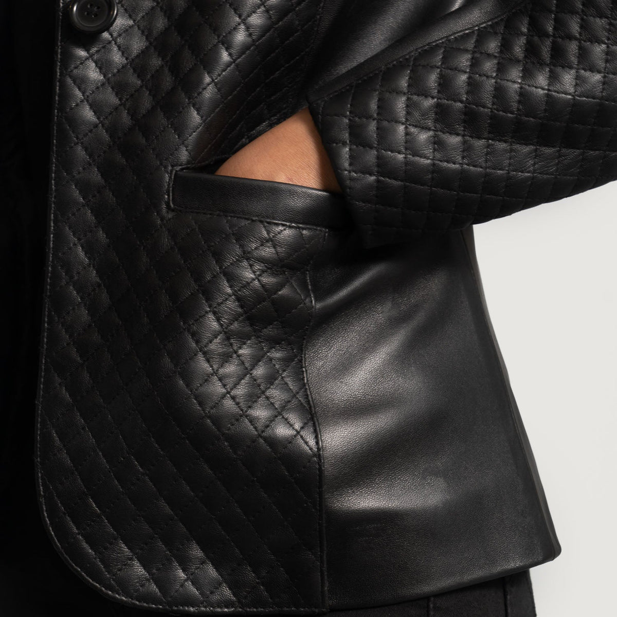 
Närbildsdetalj of Notch & Button Hardware on Cora Quiltad Svart Läderblazer för Dam