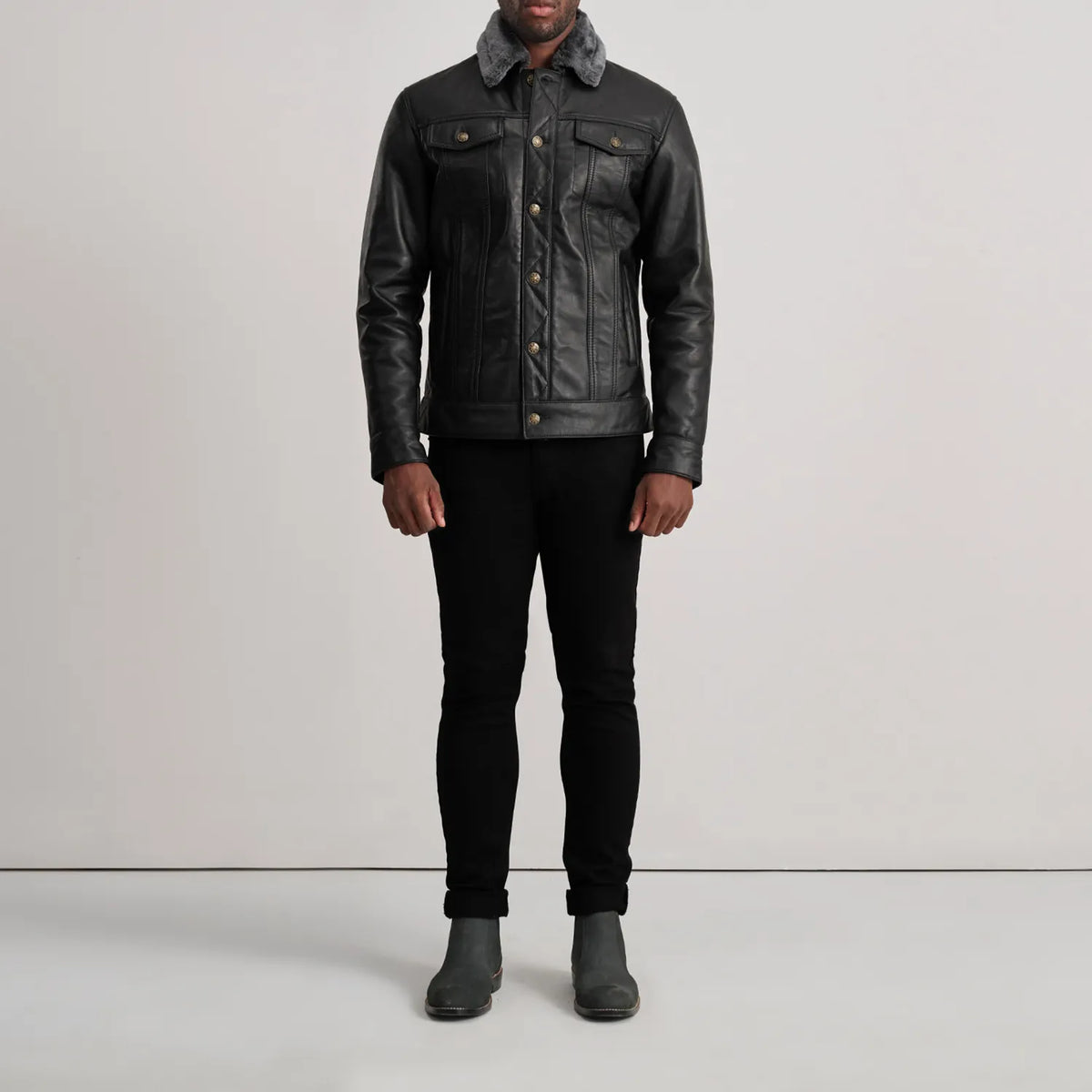 
Dallis Svart Leather Shearling Trucker Läderjacka för Herr - Sidoprofil som visar ärmskärning