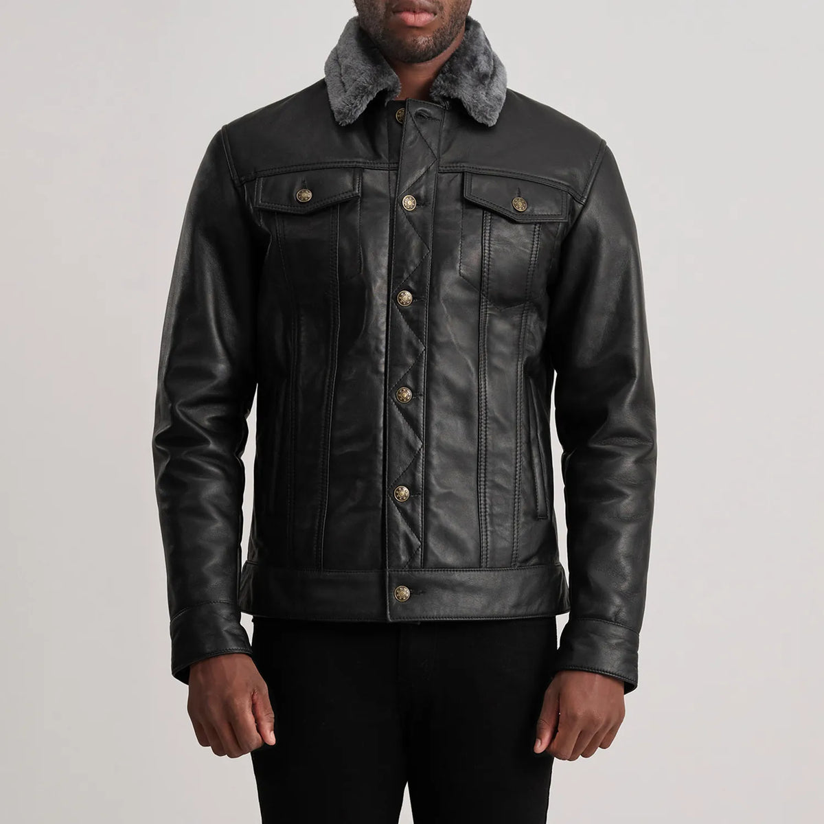 
Närbildsdetalj of Classic Collar & Button Hardware on Dallis Svart Leather Shearling Trucker Läderjacka för Herr