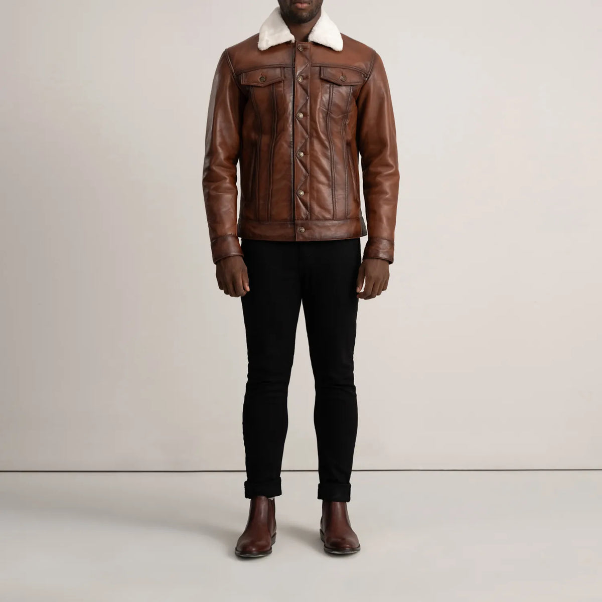 
Dallis Brun Leather Shearling Trucker Läderjacka för Herr - Sidoprofil som visar ärmskärning