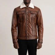 
Närbildsdetalj of Classic Collar & Button Hardware on Dallis Brun Leather Shearling Trucker Läderjacka för Herr