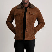 Dallis Brun Suede Shearling Trucker Läderjacka för Herr in Brown Goatskin Suede - Front Profile View &amp; Tailored Silhouette | Buy Online