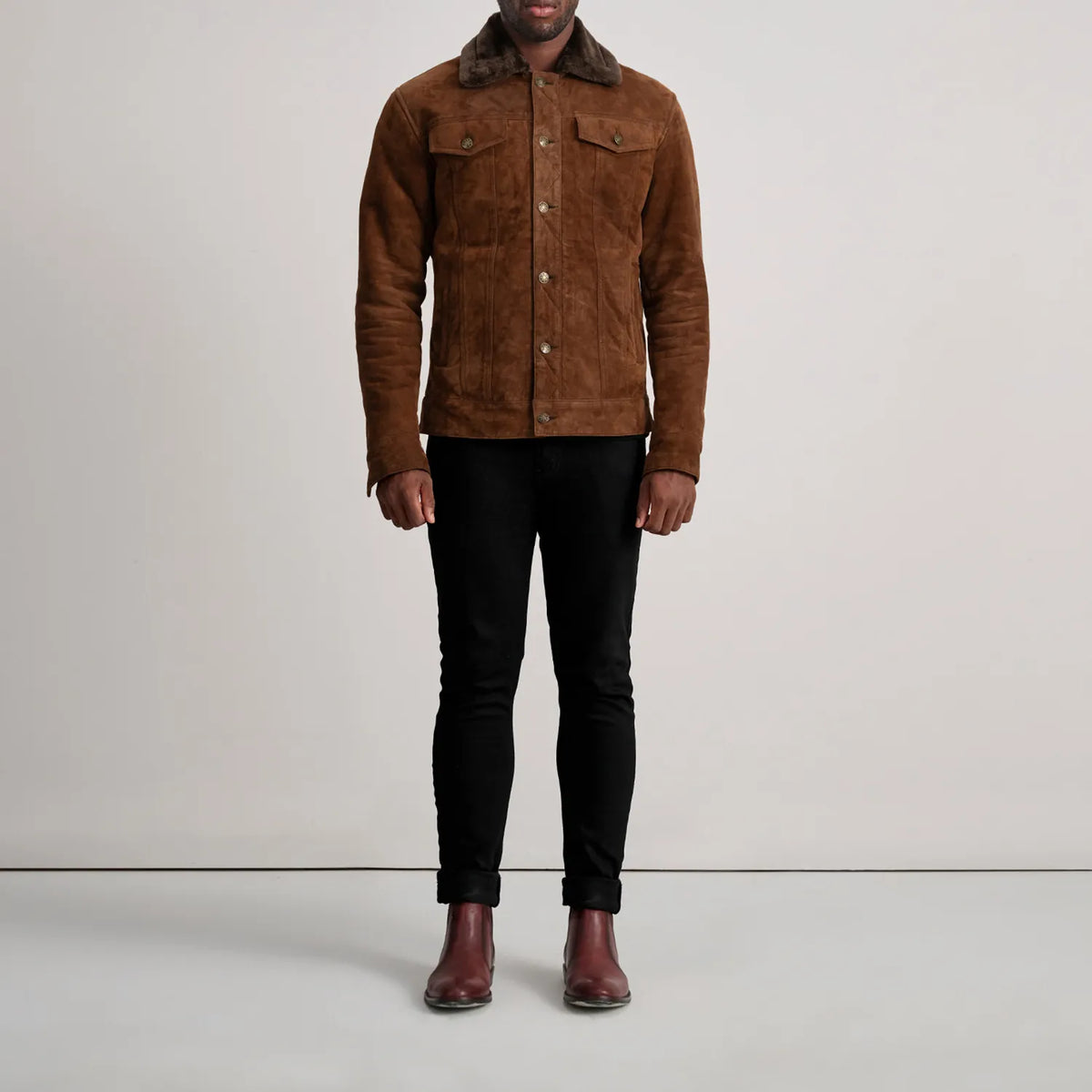 Dallis Brun Suede Shearling Trucker Läderjacka för Herr - Lateral Side Profile View Showing Sleeve Cut &amp; Athletic Taper Fit