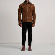 Dallis Brun Suede Shearling Trucker Läderjacka för Herr - Lateral Side Profile View Showing Sleeve Cut &amp; Athletic Taper Fit