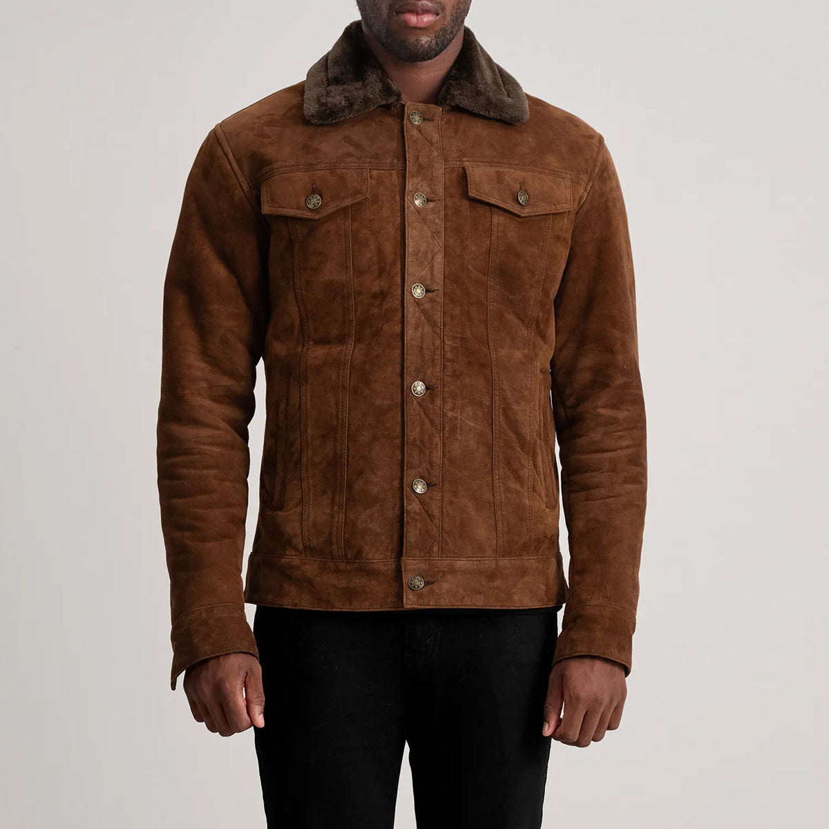 Close-Up Detail of Classic Collar &amp; Button Hardware on Dallis Brun Suede Shearling Trucker Läderjacka för Herr