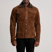 Close-Up Detail of Classic Collar &amp; Button Hardware on Dallis Brun Suede Shearling Trucker Läderjacka för Herr