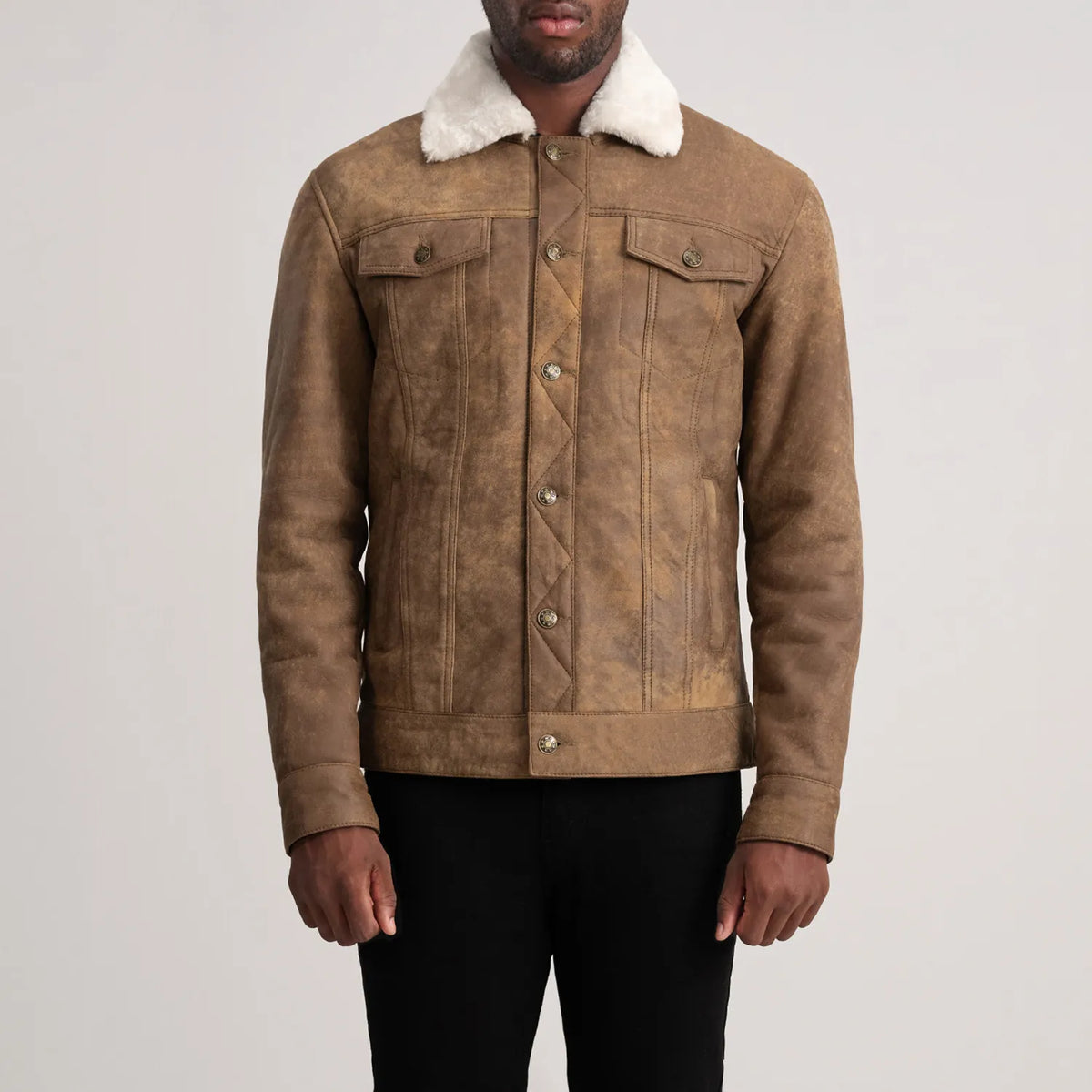 
Närbildsdetalj of Classic Collar & Button Hardware on Dallis Snuffed Brown Shearling Trucker Jacket