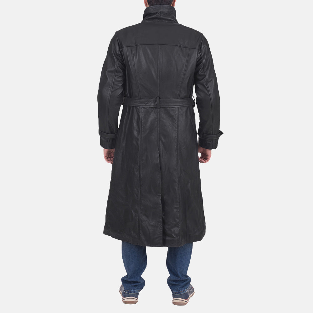 Close-Up Detail of Classic Collar &amp; Button &amp; Waist belt Hardware on Men's Daniel Svart Leather Trench Coat för Herr