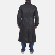 Close-Up Detail of Classic Collar &amp; Button &amp; Waist belt Hardware on Men's Daniel Svart Leather Trench Coat för Herr